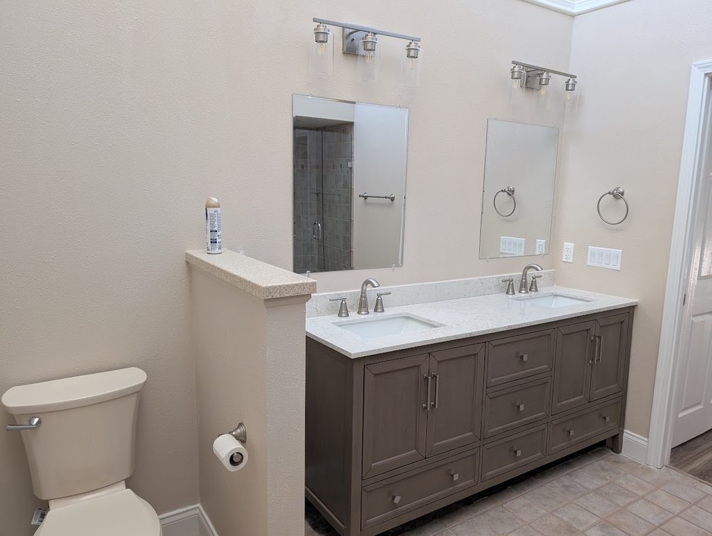 Single-tier peninsula with new backsplash and repainted cabinets