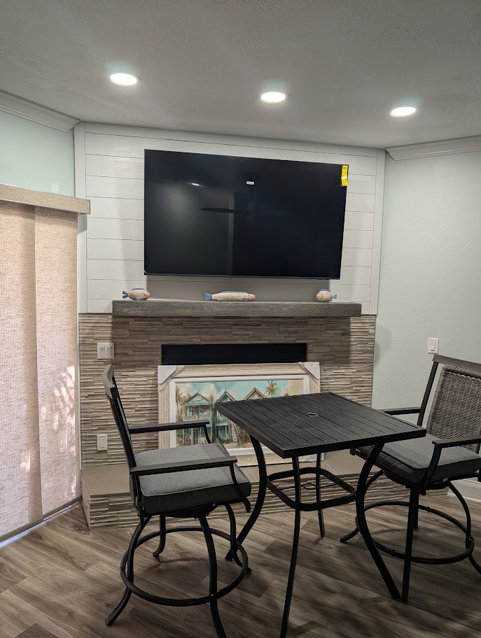 Single-tier peninsula with new backsplash and repainted cabinets