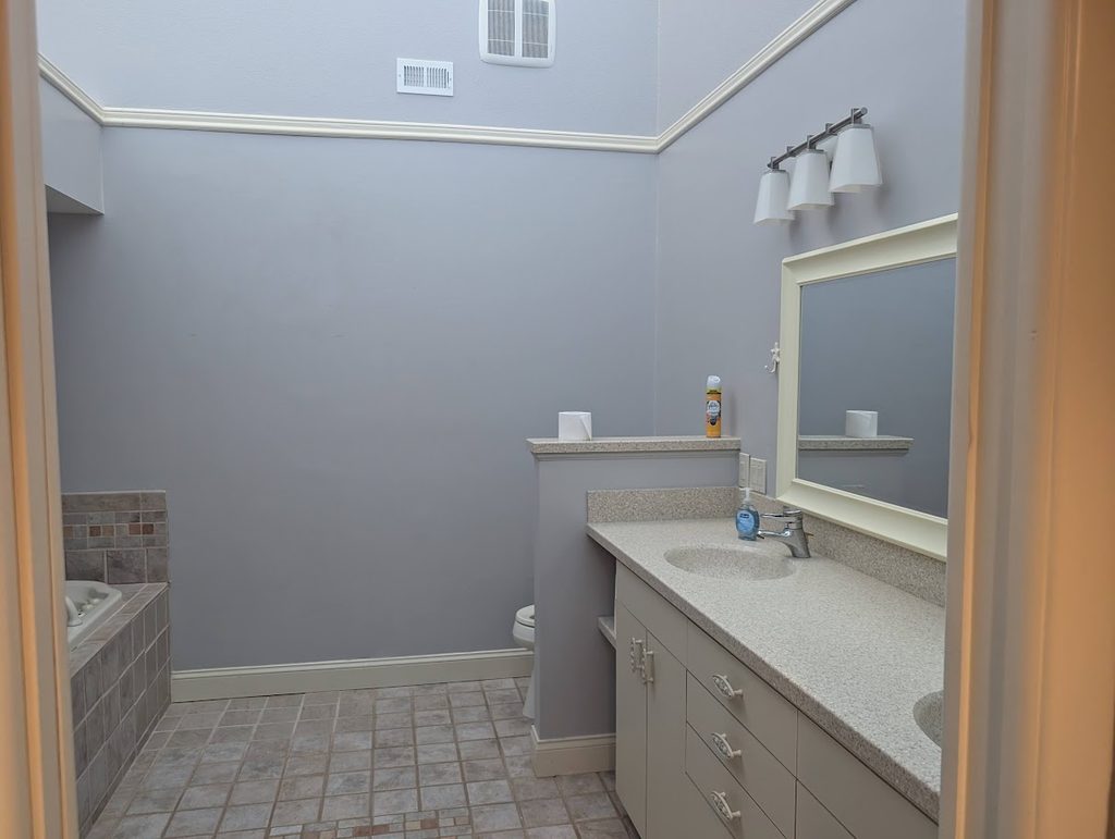 Single-tier peninsula with new backsplash and repainted cabinets