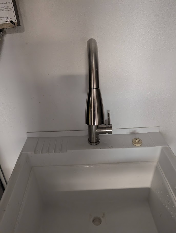 Single-tier peninsula with new backsplash and repainted cabinets