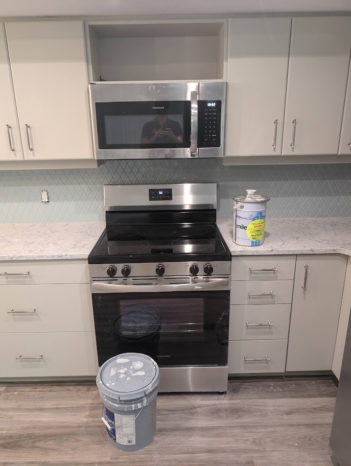 Single-tier peninsula with new backsplash and repainted cabinets