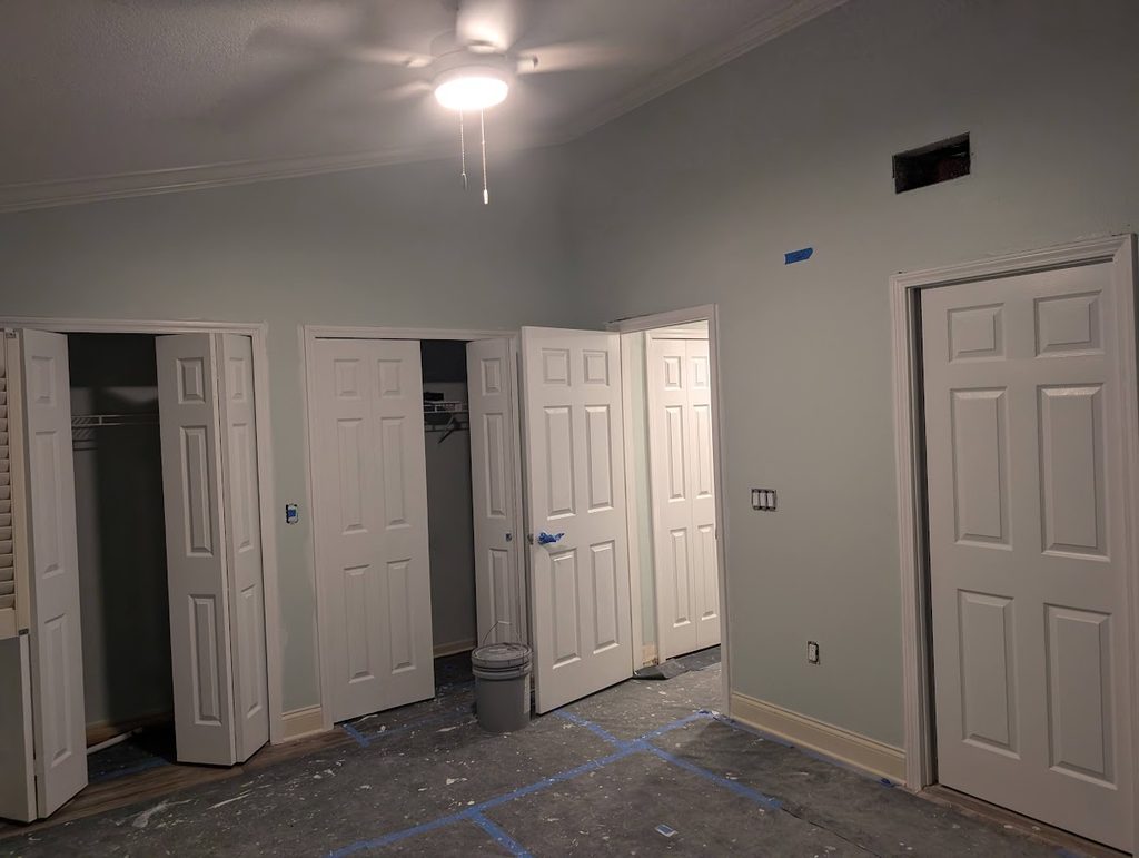 Single-tier peninsula with new backsplash and repainted cabinets